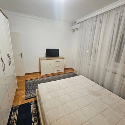 Miete einer geräumigen 3-Zimmer-Wohnung, 100 m², mit zwei Terrassen in Neu-Belgrad, Serbien